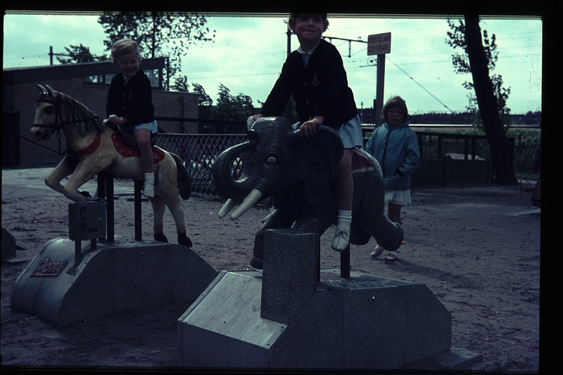 33.Blijdorp aug 1966 Brigitte,Marion.JPG